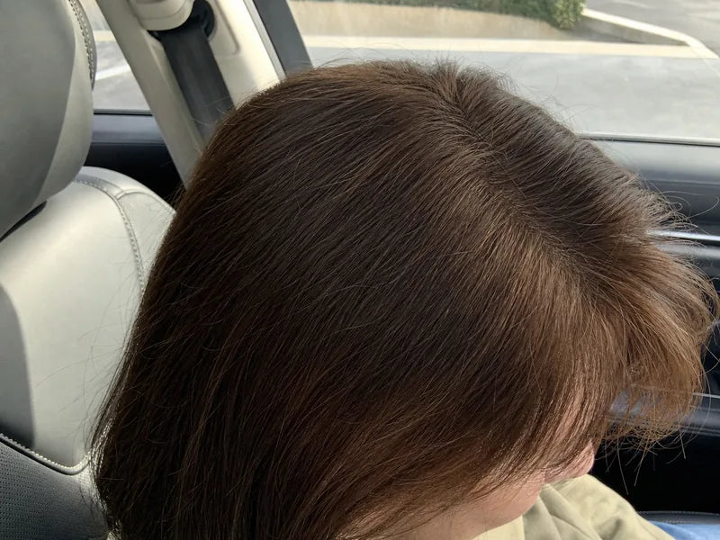 Linda R. medium brown car touch-up result after using Standora hair density powder